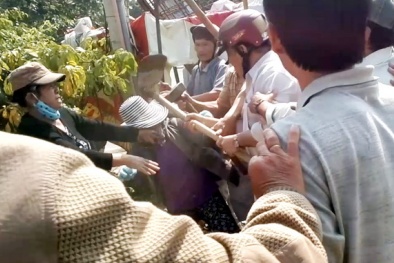 Chánh Thanh tra sở Y tế Kontum dùng cuốc đánh người